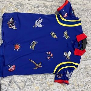 Collar shirt with designs.